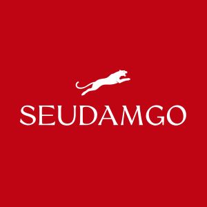 赤い背景に白い走る犬のシルエットを配したSeudamgoのロゴ